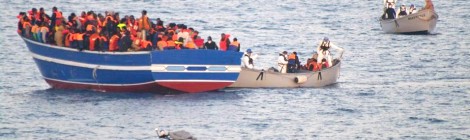 Marinha italiana resgata mais de mil imigrantes em direção à costa da Sicília