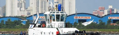 Rebocadores da Wilson Sons desencalham embarcação no Porto de Santos