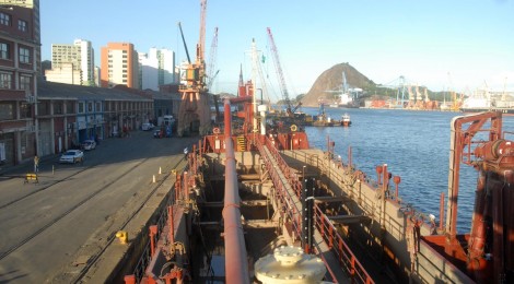 Porto de Vitória recebe primeiro grande navio durante a madrugada