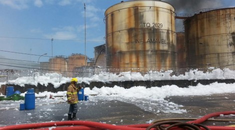 Incêndio em Santos é apagado, mas resfriamento dos tanques continua