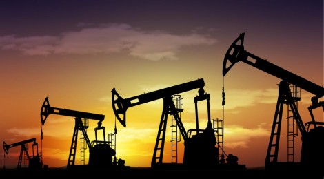 Petróleo fecha em alta com sinais de menor oferta