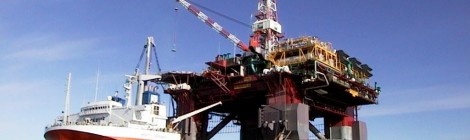 Petróleo enfrenta mês caótico devido a riscos geopolíticos