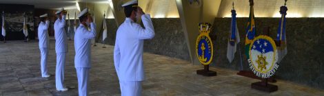 Cerimônia aos Mortos da Marinha em Guerra é realizada no Rio de Janeiro