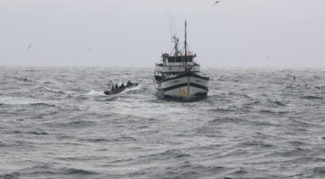 Rebocador de Alto-Mar “Tritão” realiza ação para coibir pesca ilegal no litoral Sul
