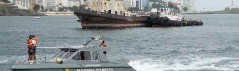 Capitania dos Portos da Bahia coordena afundamento deliberado de embarcações na Baía de Todos-os-Santos