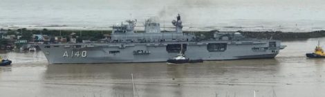 Navio gigante da Marinha atraca no Porto de Itajaí para exercícios militares