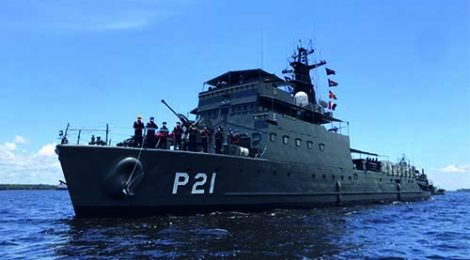 Navios da Marinha levam usinas de oxigênio para interior do Amazonas