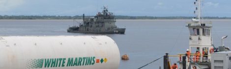 Balsa com tanque de oxigênio chega a Manaus, informou a Marinha