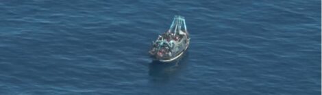 Barco com 400 imigrantes está à deriva entre Líbia e Malta, diz serviço de apoio
