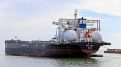 Navio da Anglo American com tecnologia para combustível sustentável é recebido no Brasil