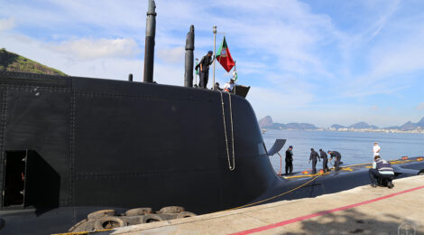 Submarino português atraca pela primeira vez no Brasil