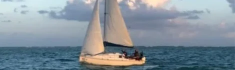 Três tripulantes de veleiro que naufragou na região sul da Bahia são resgatados