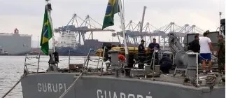 Trio resgatado após ficarem dias à deriva são levados ao Porto de Santos