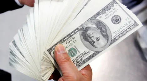 Dólar fecha em R$ 5,27 com tensões no Brasil e no exterior