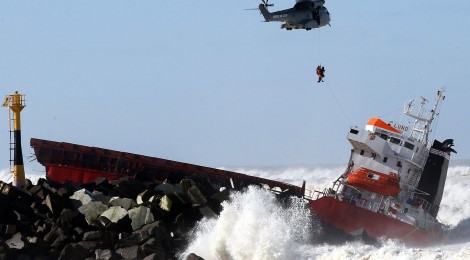 Navio perde a direção e bate em balsa no canal de acesso ao porto de Santos