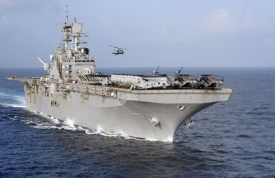 Marinha dos EUA testa canhão laser montado em navio