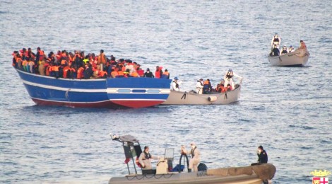 Marinha italiana resgata mais de mil imigrantes em direção à costa da Sicília