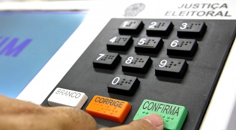 Câmara aprova mandato de cinco anos a partir de 2022 e mantém voto obrigatório nas eleições