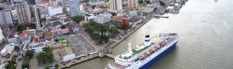 Navio vindo da Argentina atracou no Porto de Itajaí trazendo mil veículos