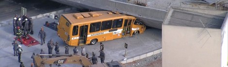 Viaduto desaba sobre caminhões, carro e micro-ônibus em BH
