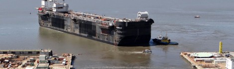 Casco da plataforma P-66 deixa o Polo Naval de Rio Grande (RS)