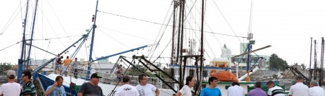 Termina protesto de pescadores em Santa Catarina; grupo cercava navio com 2,3 mil passageiros