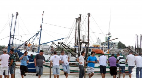 Termina protesto de pescadores em Santa Catarina; grupo cercava navio com 2,3 mil passageiros