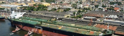 Estaleiro Inhaúma recebe casco da plataforma P-76