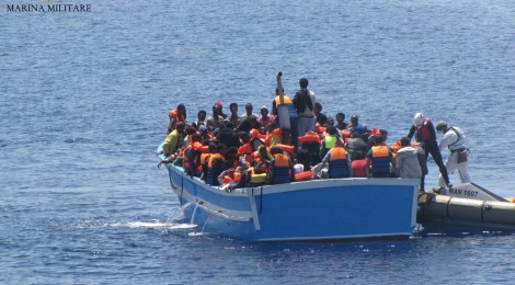 Marinha italiana resgata quase 6 mil imigrantes no mar Mediterrâneo