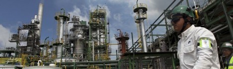 Petróleo dispara 10% com aposta em recuperação do mercado