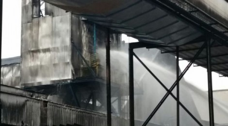 Incêndio atinge esteira de empresa no Porto de Santos, SP