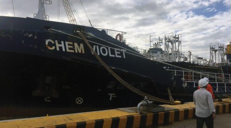 Navios e marinheiros abandonados viram cenário comum nos portos