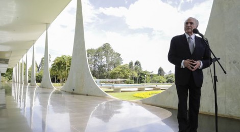 Temer se agarra a economia para minimizar crise política