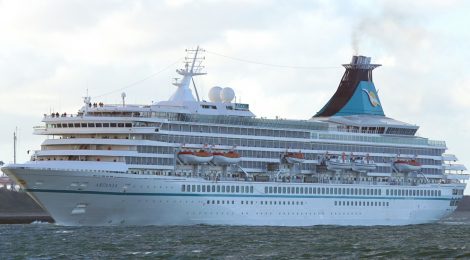 Após 6 meses no mar, navio de cruzeiro leva todos os passageiros para casa