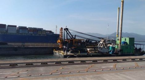 Dragagem de manutenção de berços de atracação é retomada no Porto de Santos, SP