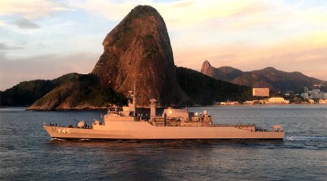 Fragata “União” realiza alinhamento de sistema de armas e qualificação de nova aeronave da Marinha