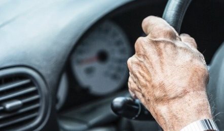 Projeto isenta idoso de taxa para renovar carteira de motorista