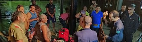 Marinha resgata 11 tripulantes de embarcação que naufragou em Abaetetuba (PA)