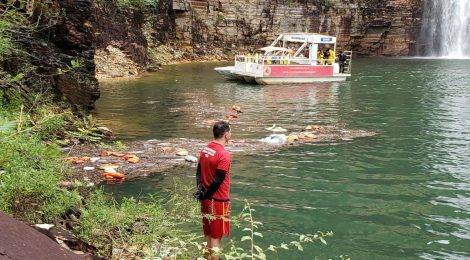 Capitólio: marinheiros prestam homenagem às vítimas do acidente na região dos cânions no Lago de Furnas