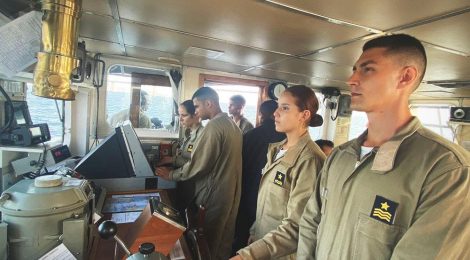 Alunos da EFOMM embarcam em Aviso de Instrução da Escola Naval