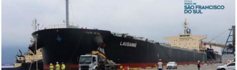 NAVIO GIGANTE, UM DOS MAIORES DO MUNDO, ATRACA NO PORTO DE SÃO FRANCISCO DO SUL