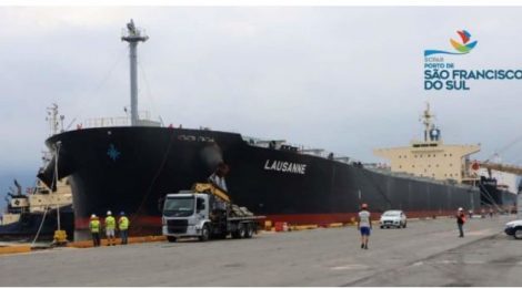 NAVIO GIGANTE, UM DOS MAIORES DO MUNDO, ATRACA NO PORTO DE SÃO FRANCISCO DO SUL