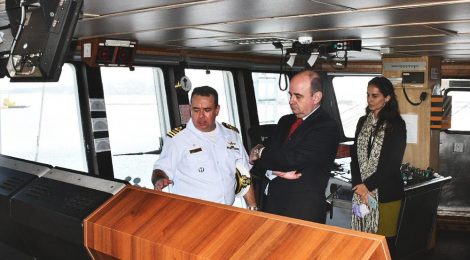 Navio Polar “Almirante Maximiano” recebe visita do Embaixador do Brasil no Uruguai