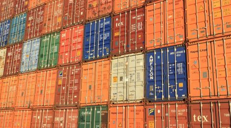 Transportadoras marítimas agora têm muitos contêineres, mas nenhum lugar para movê-los