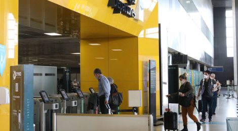 Anvisa autoriza serviço de bordo e mantém uso de máscaras em voos