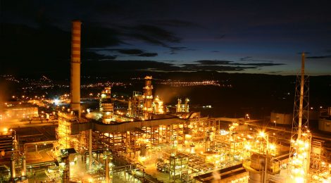 Sem refinarias suficientes para descartar importação, Brasil pode ter falta de combustível se travar preços. Entenda