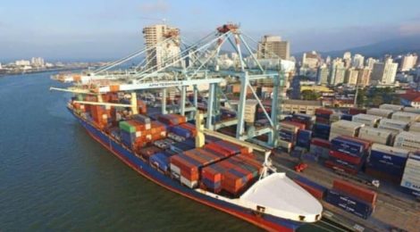Paralisação do canal de acesso impede transporte de cargas pelos navios nos portos de Itajaí e Navegantes