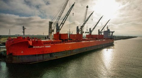 Operação feeder leva 21.000 toneladas de minério do Açu para Imbituba