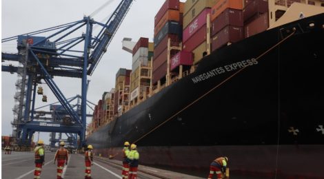 NAVIO GIGANTE BATIZADO COM NOME DE NAVEGANTES ATRACA NA PORTONAVE