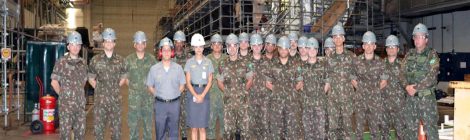 Alunos da Artilharia Antiaérea conhecem o Programa de Desenvolvimento de Submarinos da Marinha